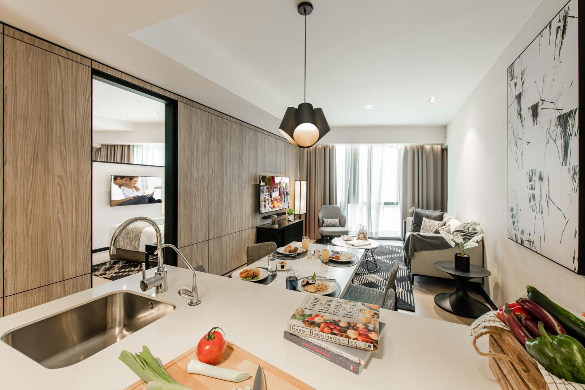 Готель Ascott Star Klcc Куала-Лумпур Екстер'єр фото The kitchen and living room of a typical apartment
